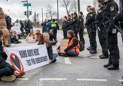 اعتراضات فعالان محیط زیست در بخش‌های مختلف آلمان - تسنیم