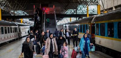 تصاویر| بدرقه مسافران نوروزی در راه آهن تهران