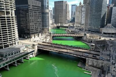 رنگ سبز رودخانه شیکاگو به مناسبت روز سنت پاتریک (فیلم)