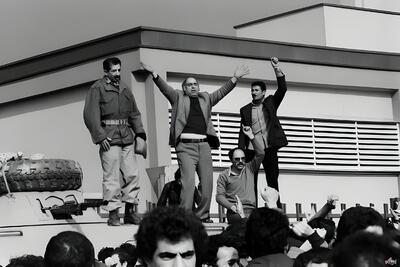 عکس/ لحظه‌ی سقوط ساواک