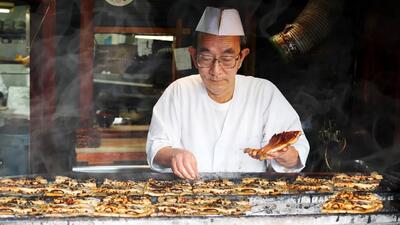 (ویدئو) غذای خیابانی در ژاپن؛ تهیه مارماهی کبابی روی زغال با یک دستور پخت 100 ساله