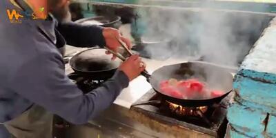 (ویدئو) غذای خیابانی در افغانستان؛ پخت دیدنی واویشکای گوشت گوسفند و گوجه