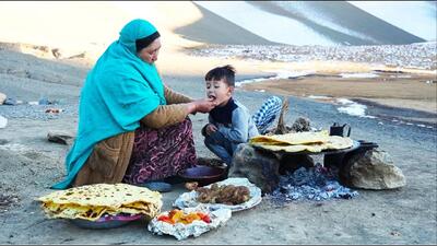 (ویدئو) نحوه پخت یک غذای سنتی با گوشت بره و سیب زمینی به سبک بانوی عشایر افغان