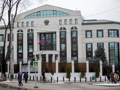 تصاویری از حمله به سفارت روسیه با کوکتل مولوتف در مولداوی | ببینید