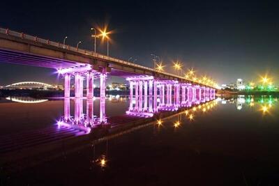 آمادگی شهر اهواز برای میزبانی از مهمانان نوروزی/ نورپردازی سه پل کارون