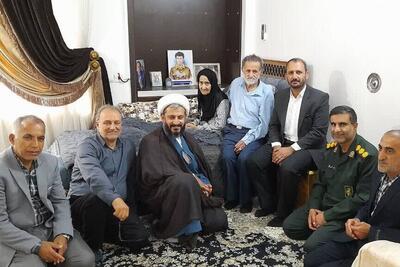 مسوولان دیلم با خانواده شهید «محمدرضا بازویی» دیدار کردند