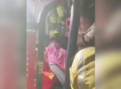 لحظه امیدبخش نجات دوقلوی ۶ ماهه و کودک ۴ ساله به دست آتش‌نشانان +ویدیو
