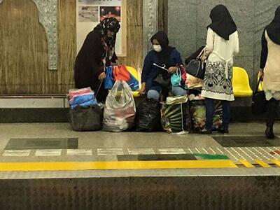 بازارچه سیاه سیار زیرزمینی در شب عید؛ رونق دست فروشی در مترو تهران! | اقتصاد24