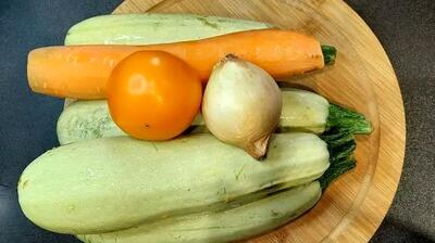 (ویدئو) با کدوسبز، هویج و گوجه فرنگی این غذای آلمانی را خیلی راحت بپزید