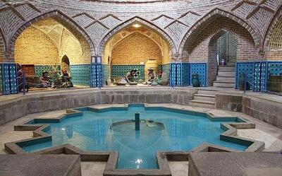 (عکس) حمام ۲۰۰ ساله در تهران؛ دلاک در خیابان
