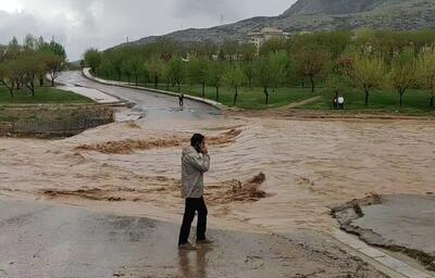 فیلم| پل جهادگران خرم آباد بر اثر بارش شدید باران زیر آب رفت