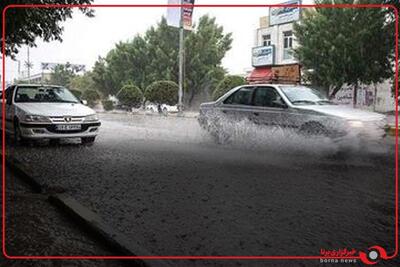 سیلابی شدن معابر عمومی شهر ایوان استان ایلام بر اثر بارش‌های چند ساعت گذشته