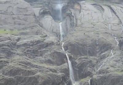 ببینید/ بارش باران این صحنۀ دیدنی را در کوه‌های لرستان خلق کرد