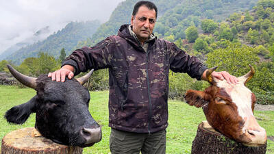 (ویدئو) شیوه متفاوت پخت کله پاچه گاو توسط آشپز مشهور روستایی آذربایجانی