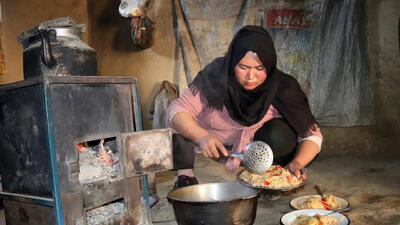 (ویدئو) فرآیند دیدنی پخت ماکارونی توسط مادر روستایی افغانستانی به روش ایتالیایی
