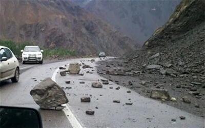 همچنان خطر ریزش سنگ و سقوط بهمن در جاده چالوس وجود دارد