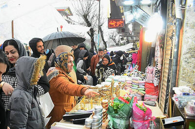 عکس/ حال و هوای بازار بارانی رشت در آستانه نوروز
