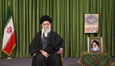 تصویری از ۲ تابلو در حسینیه امام خمینی در زمان بیانات رهبری در آغاز سال نو