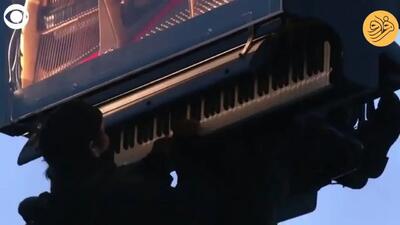 (ویدئو) کنسرت پیانو آویزان از جرثقیل