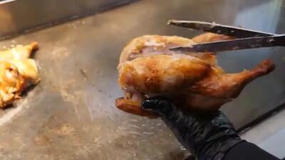 (ویدئو) فرآیند پخت پلو سئولی با مرغ کبابی به سبک آشپز مشهور خیابانی در کره جنوبی