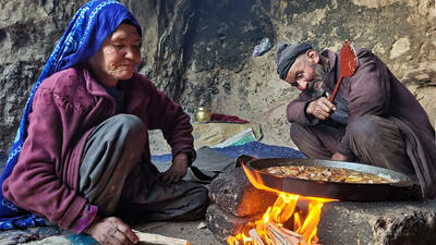 (ویدئو) پخت دیدنی یک غذای محلی با جگر و تخم مرغ به سبک زوج غارنشین افغان