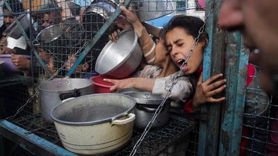 (ویدئو) صف‌های مردم گرسنه در شمال غزه، جایی که غذا کمیاب است