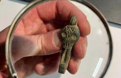 (عکس) کشف آدمک ۶ سانتی‌متری ۵۰۰ ساله که احتمالا «جاکلیدی» بوده است