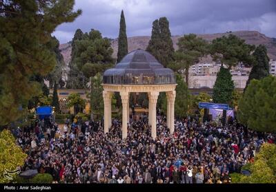 مراسم تحویل سال 1403 در جوار آرامگاه حافظ شیرازی- عکس استانها تسنیم | Tasnim