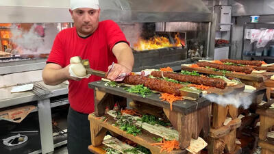 (ویدئو) غذای خیابانی مشهور در ترکیه؛ پخت انواع کباب ها در خیابان های استانبول