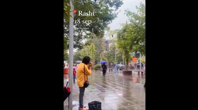 (ویدئو) اجرای خیابانی آهنگ آنشرلی در هوای بارانی رشت با سازدهنی توسط یک جوان گیلانی