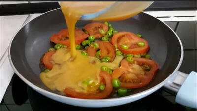 (ویدئو) آلمانی ها با گوجه فرنگی وتخم مرغ این غذای خوشمزه را درست می کنند!