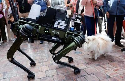 سگ رباتیک پلیس اسپانیا در حال گشت زنی