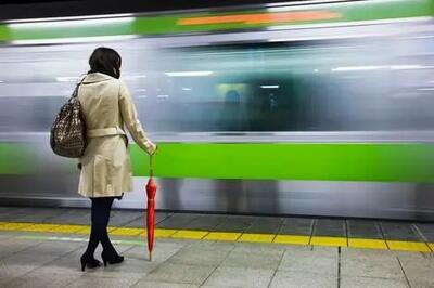 سکوت عجیب ژاپنی ها در مترو هنگام رفتن به سر کار + فیلم