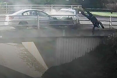 ببینید | لحظه هولناک هل دادن یک موتورسوار و پرت کردنش از بالای پل توسط راننده مجنون!