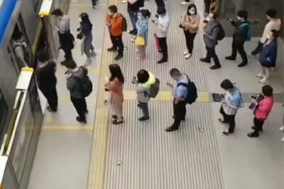 ببینید | نظم جالب مردم چین برای سوار شدن به مترو