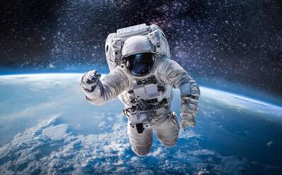 وضعیت جالب فضانوردان هنگام خوابیدن (فیلم)
