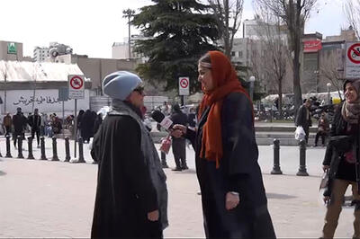 آوازخوانیِ یهویی و تماشایی در وسط خیابان‌های تهران