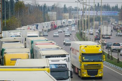 (ویدیو) صف طولانی صد‌ها کامیون‌ها عازم ترکیه در مرز سرو استان آذربایجان غربی