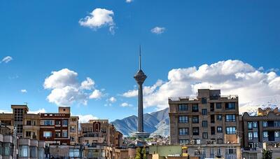 اینجا تهران؛  آسمان لاجوردی با ابرهای سفید