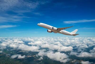 ببینید | بوق زدن هواپیما در دل آسمان؛ حرکت جالب یک خلبان برای دلخوشی دوستش!