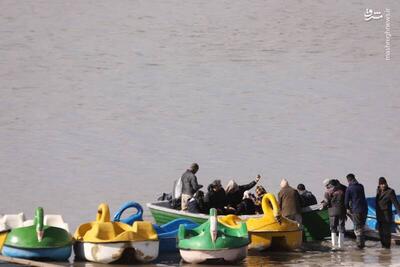 عکس/ شور و نشاط مردم در کنار دریاچه ارومیه