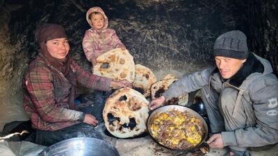 (ویدئو) نحوه پخت نان و غذا با دل و جگر مرغ به روش یک زوج جوان غارنشین افغان
