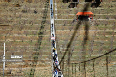 بازدید گردشگران از بزرگترین پل شیشه‌ای معلق ایران