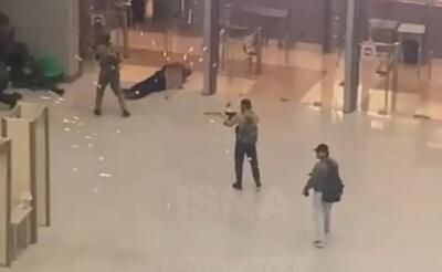 (۱۶+) جدیدترین ویدئو از لحظه اول حمله تروریستی در مسکو | تیراندازی ممتد تروریست‌ها را ببینید