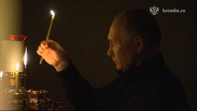 پوتین با حضور در کلیسا به یاد قربانیان شمع روشن کرد + فیلم