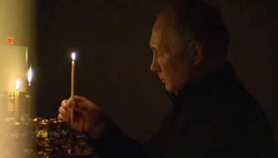 ببینید | روشن کردن شمع به یاد جان باختگان حمله تروریستی توسط پوتین