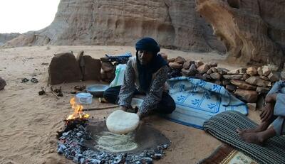طرز تهیه نان تاگولا توسط صحرانشینان الجزایری (فیلم)