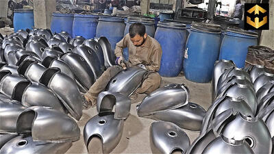 (ویدئو) فرآیند تولید باک سوخت موتور سیکلت در یک کارخانه پاکستانی