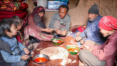 (ویدئو) طرز پخت نان سنتی، خوراک لوبیا و تخم مرغ توسط خانواده غارنشین افغان