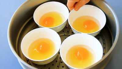 (ویدئو) روشی متفاوت برای آب پز کردن تخم مرغ و تهیه یک صبحانه خاص کانادایی